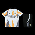 Maillot Real Madrid de l'ensemble Le 12 -ème Maillot, maillot de football blanc avec logo et détails officiels.