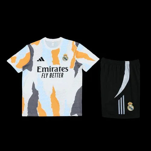 Maillot Real Madrid de l'ensemble Le 12 -ème Maillot, maillot de football blanc avec logo et détails officiels.