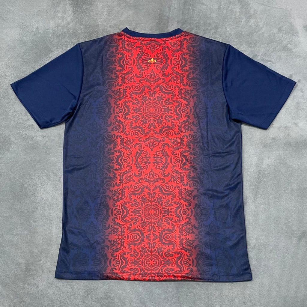 Maillot PSG 25/26 Le 12 -ème Maillot, bleu et rouge, vue de face avec logo et détails du design.
