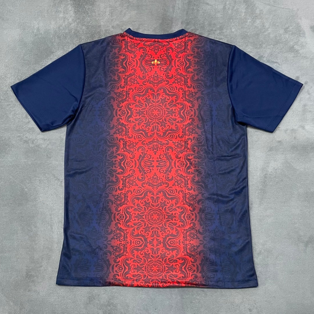 Maillot PSG 25/26 Le 12 -ème Maillot, bleu et rouge, vue de face avec logo et détails du design.