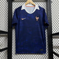 Maillot domicile France 25/26 de Le 12 -ème Maillot, devant du maillot bleu avec logo France et détails rouges et blancs.