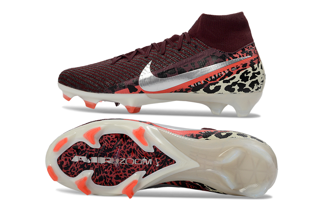 Crampons Air Zoom Mercurial Superfly IIX Elite de Le 12 -ème Maillot pour football, vue en gros plan avec crampons en métal