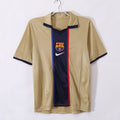 Maillot extérieur rétro du FC Barcelone 2001-2002, version de Le 12, avec logo et couleurs traditionnelles blaugrana.