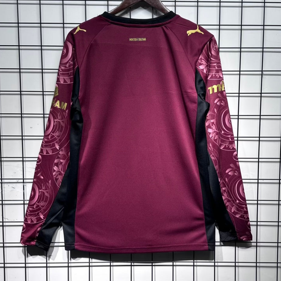 Maillot de football Le 12 Galatasaray troisième version à manches longues, taille 25/26, vue de face.