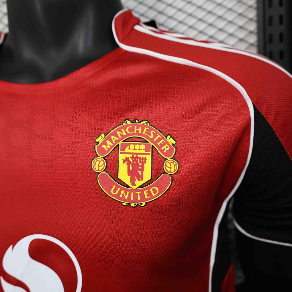 Maillot Manchester United 2025-26 de la marque Le 12 -ème Maillot, vue avant avec logo et design moderne.