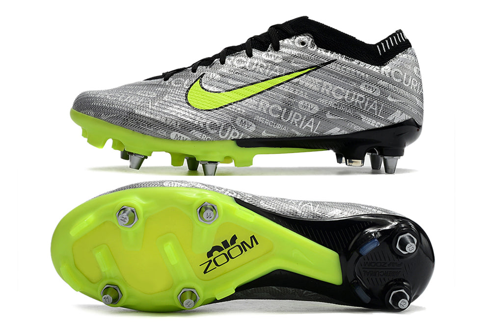 Crampons Mercurial Vapor XV Elite pour football, fixation solide et conception légère, en place sur une paire de chaussures de sport.