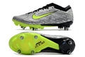 Crampons Mercurial Vapor XV Elite pour football, fixation solide et conception légère, en place sur une paire de chaussures de sport.