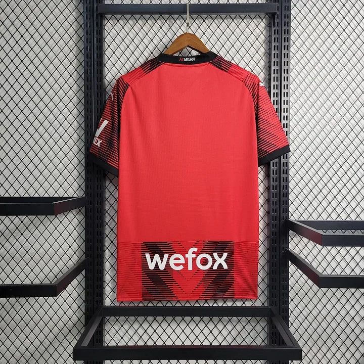 Maillot domicile de l'AC Milan saison 2023-2024, marque Le 12 -ème Maillot, vue de face avec logo et détails du maillot rouge et noir