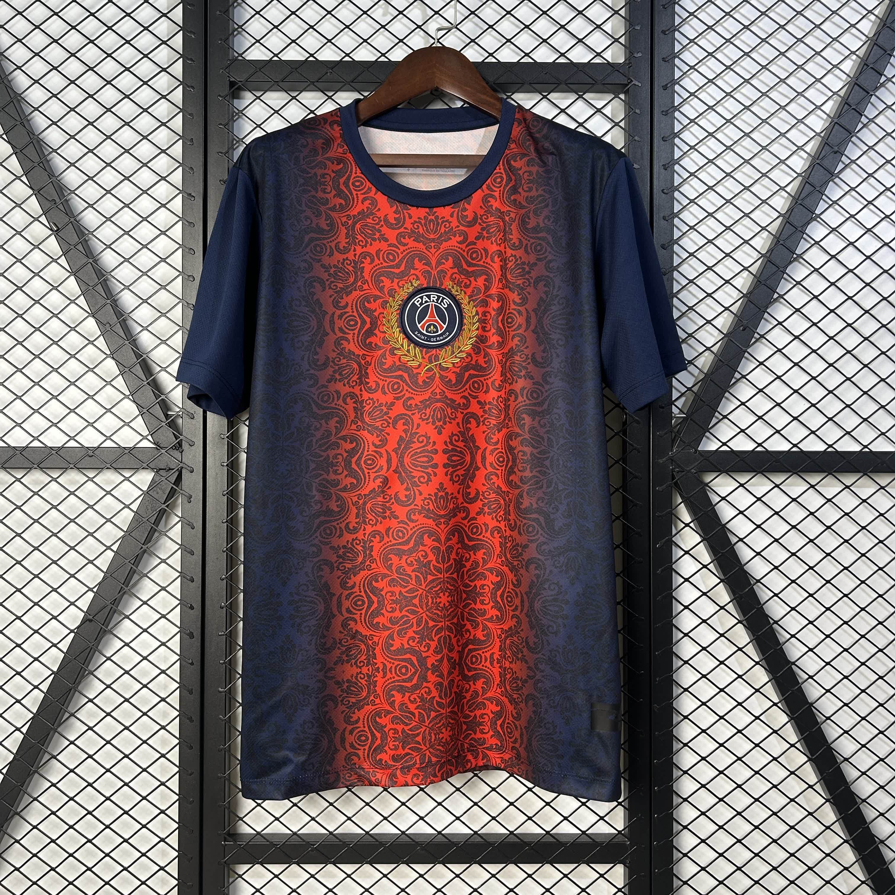 Maillot de football PSG 25/26 bleu et rouge Le 12 -ème Maillot, design sportif avec logo et détails colorés.