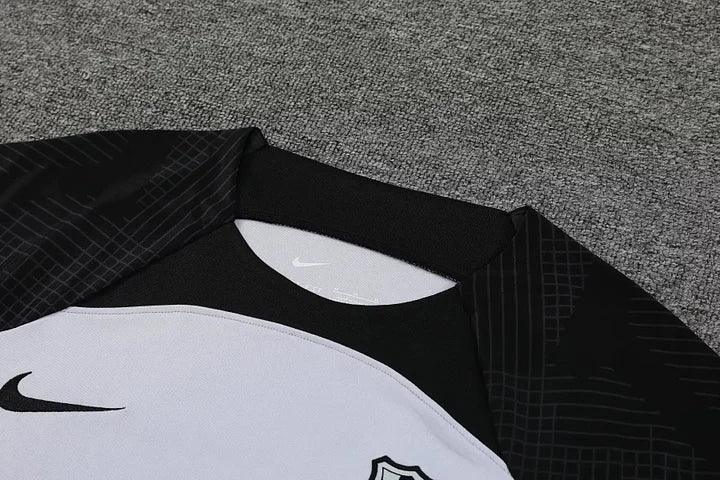 Maillot d'entraînement FC Barcelone 2023-2024 Le 12ème, vue de face avec logo et détails du maillot bleu et grenat.