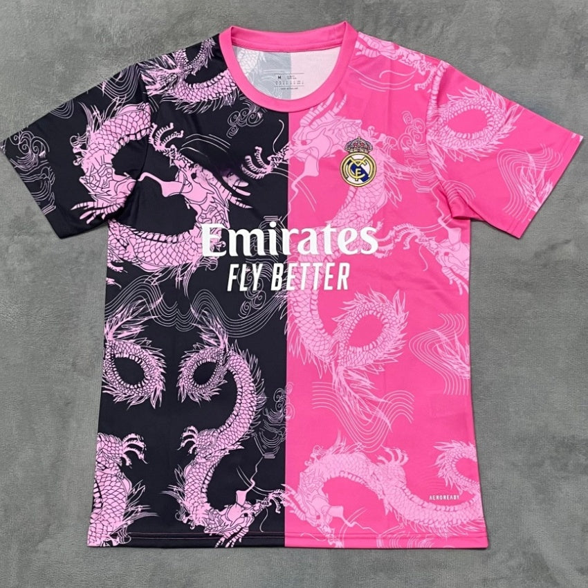 Maillot de football Real Madrid 25/26 Le 12 -ème Maillot, style dragon rose, vue front avec logo et détails colorés.