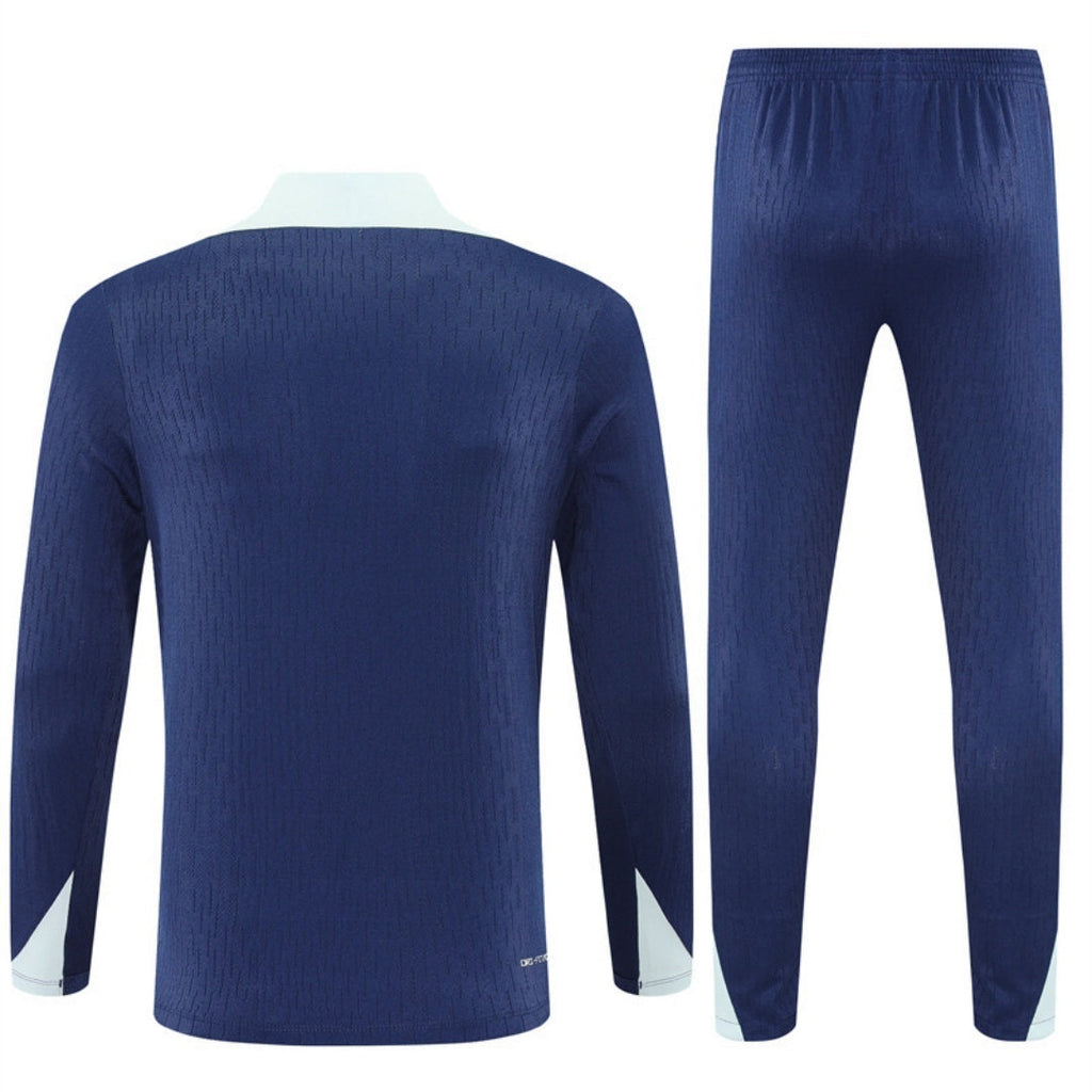 Ensemble Inter Milan bleu pour enfants, maillot de football Le 12 -ème Maillot, logo et détails visibles.