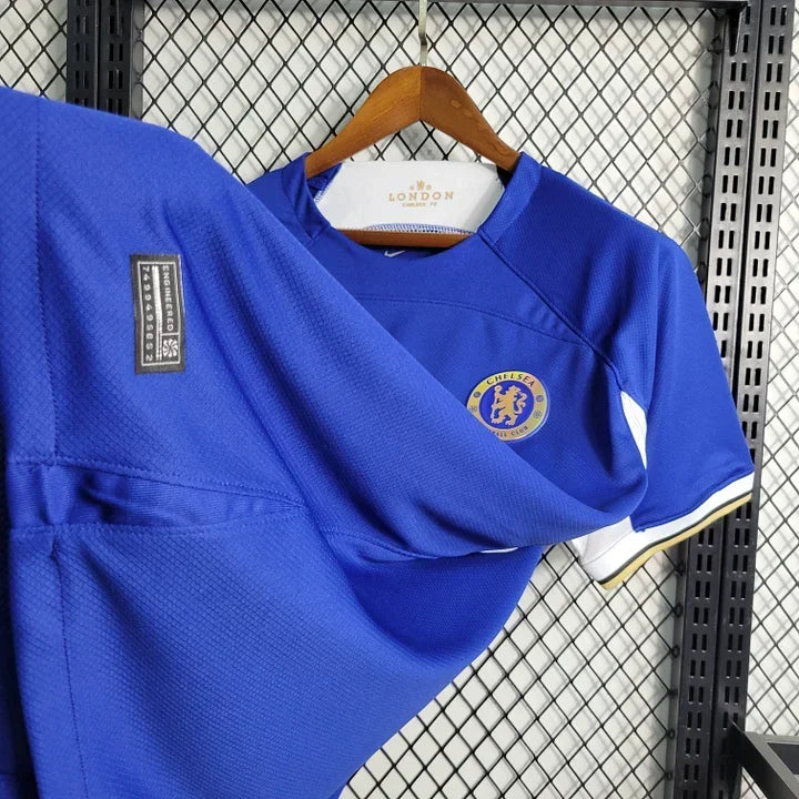 Maillot domicile Chelsea 2023-2024, marque Le 12 -ème Maillot, vue de face avec logo et détails du maillot.
