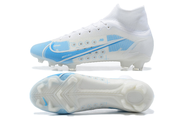 Crampons Superfly 8 Elite FG de Le 12 -ème Maillot, vue en gros plan, avec pointes en acier et semelle adaptée au football.