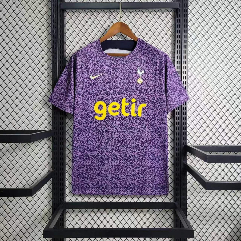 Maillot d'entraînement Tottenham 2023-24 Le 12-ème Maillot, logo et détails visibles sur le maillot.