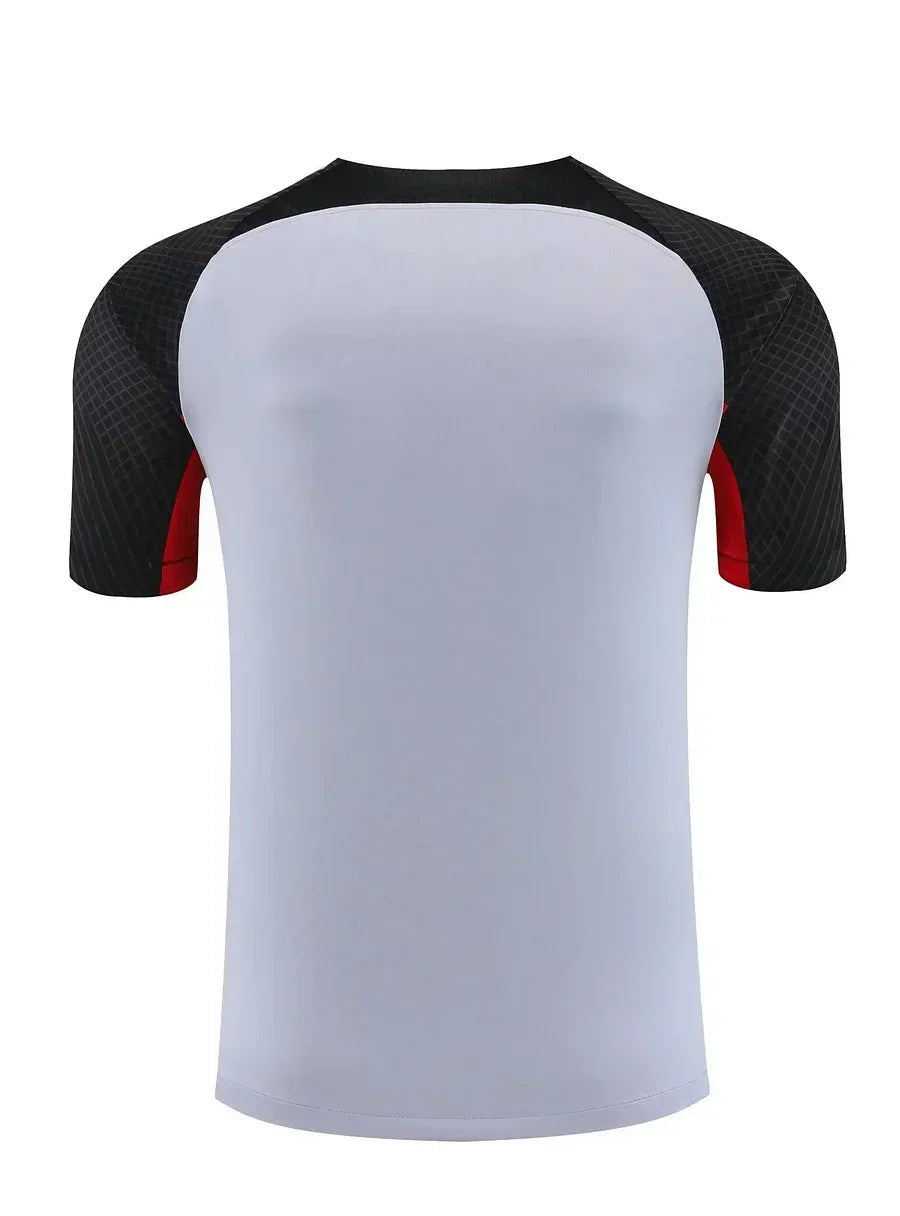 Maillot d'entraînement FC Barcelone 2023-2024 Le 12, vue frontale, tissu bleu avec logo et détails de l'équipe.
