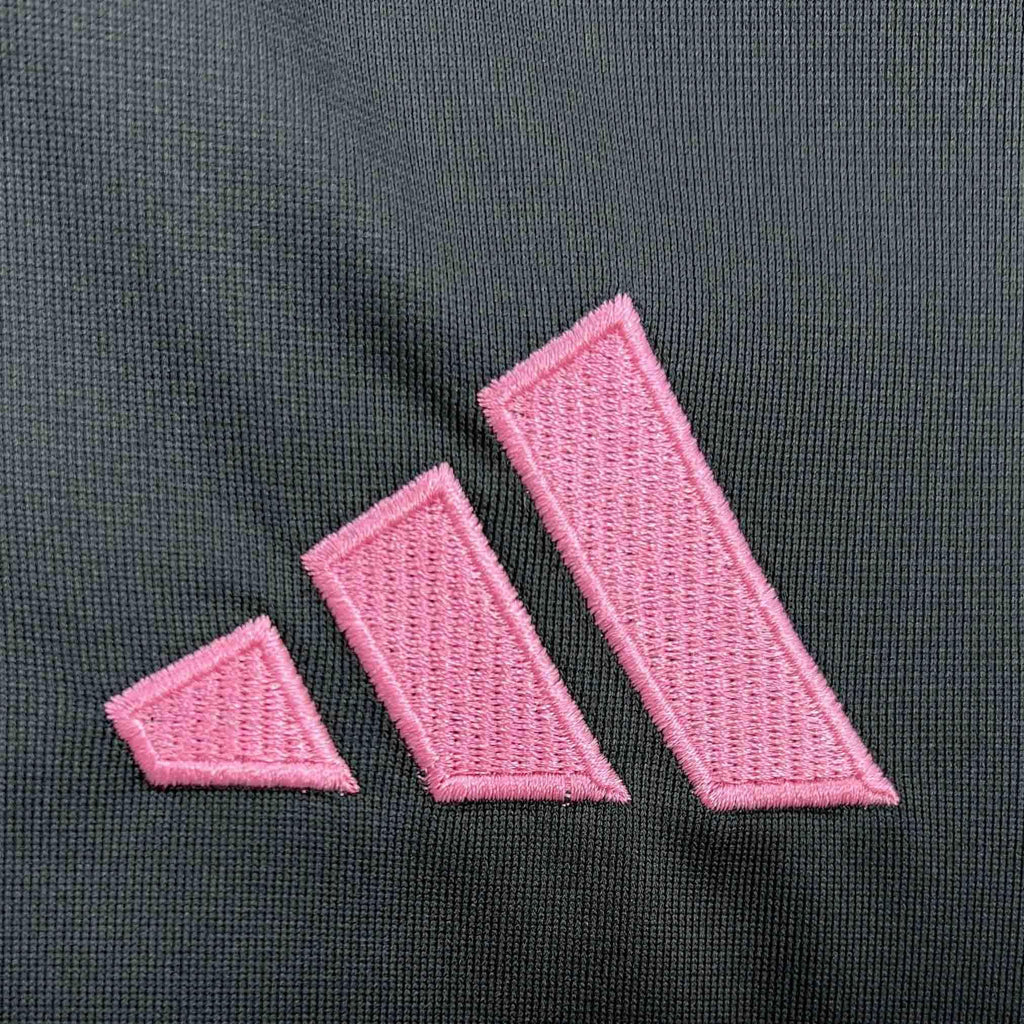Maillot Inter Miami pour enfants taille 25-26 ans, de la marque Le 12 -ème Maillot, vue front avec logo et détails colorés.
