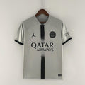 Maillot extérieur du Paris Saint-Germain 2022/23, marque Le 12 -ème Maillot, vue du maillot avec logo et détails du design.