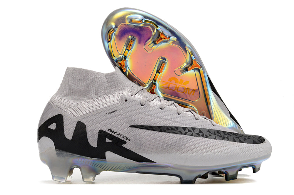 Crampons Mercurial Superfly IX Elite pour football, chaussures de sport noires avec crampons métalliques visibles.
