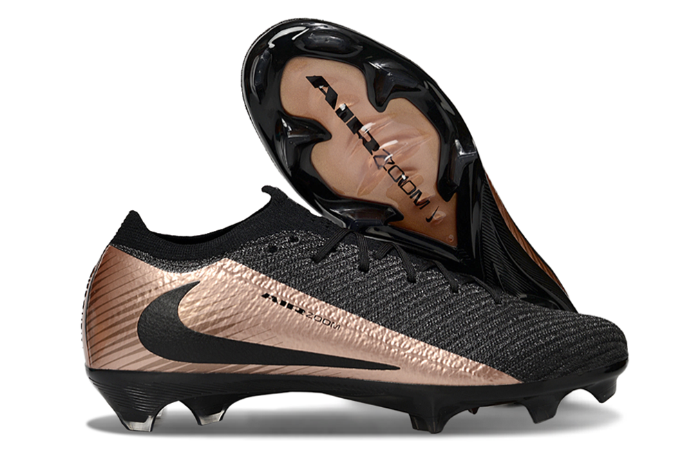 Crampons Mercurial Vapor XV Elite de Le 12 -ème Maillot, vue en gros plan avec semelles en acier et détails de fixation.