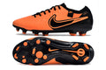 Crampons Tiempo Legend X Elite de Le 12 -ème Maillot, vue en gros plan montrant les pointes en acier et la fixation pour chaussures de soccer