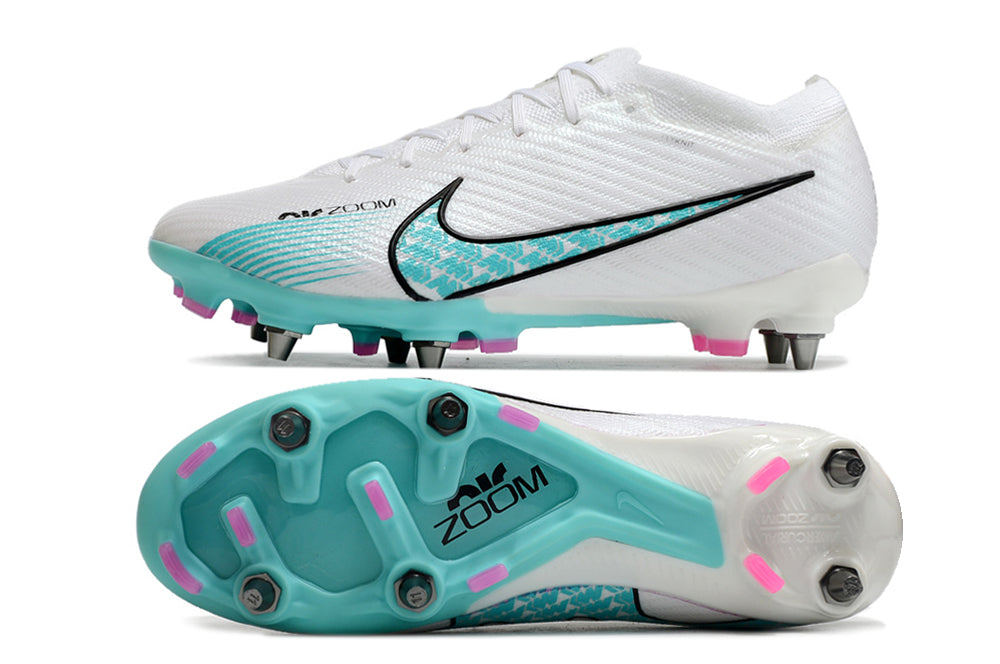 Crampons Mercurial Vapor XV Elite de Le 12 -ème Maillot, vue en gros plan avec pointes en métal et design technique pour football.
