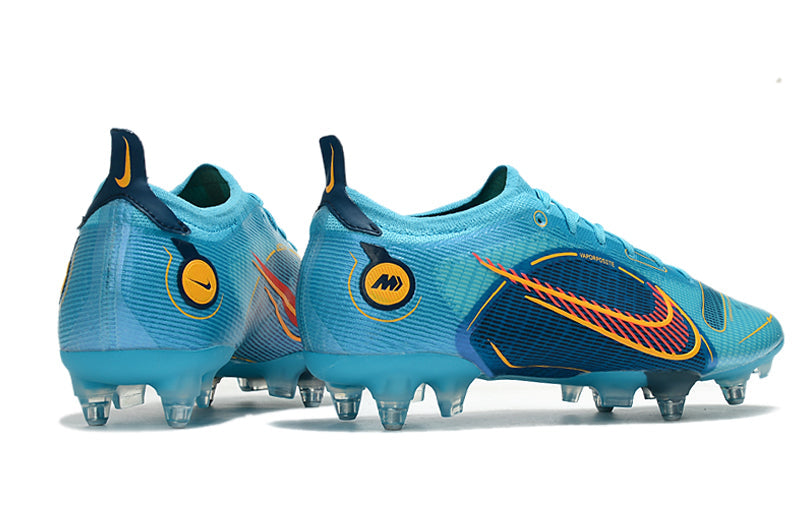 Crampons Mercurial Superfly 8 Elite pour football, semelles en studs métalliques, chaussures de sport noires et orange.