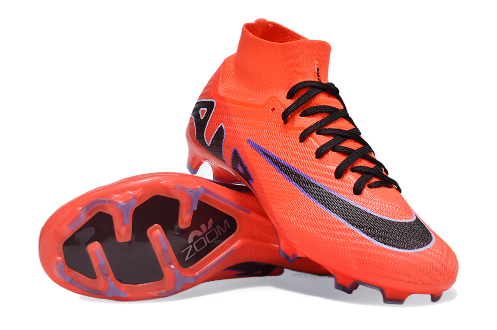 Crampons Mercurial Superfly IX Elite de Le 12 -ème Maillot, vue détaillée des pointes en métal et de la semelle.