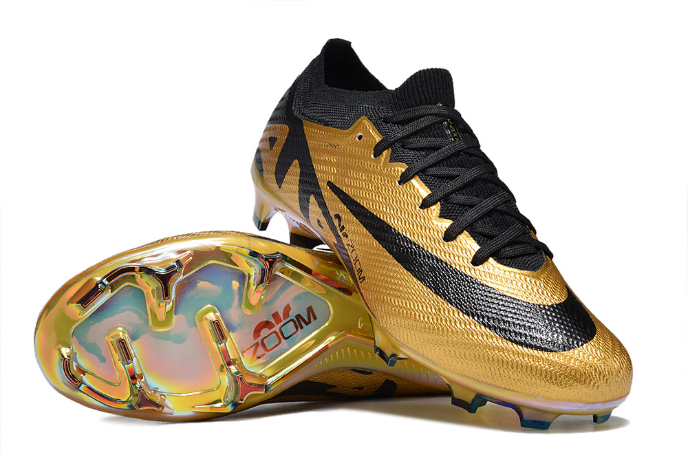 Crampons Mercurial Superfly IX Elite pour football, semelles en métal avec pointes pour meilleure traction sur le terrain.