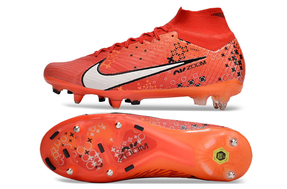 Crampons Mercurial Superfly IX Elite pour football, semelles à crampons en métal, conçus pour jouer sur terrain en herbe.