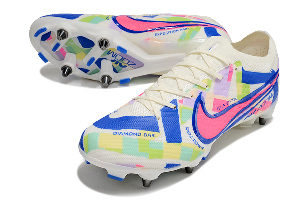 Crampons Mercurial Vapor de la marque Le 12 -ème Maillot, montrant les pointes en acier pour football ou sport.