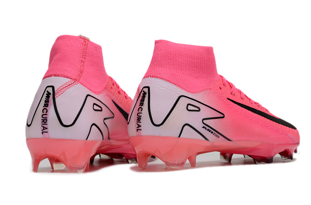 Crampons Mercurial Superfly IIX Elite de Le 12 -ème Maillot, vue en gros plan, mettant en valeur la semelle et les crampons.
