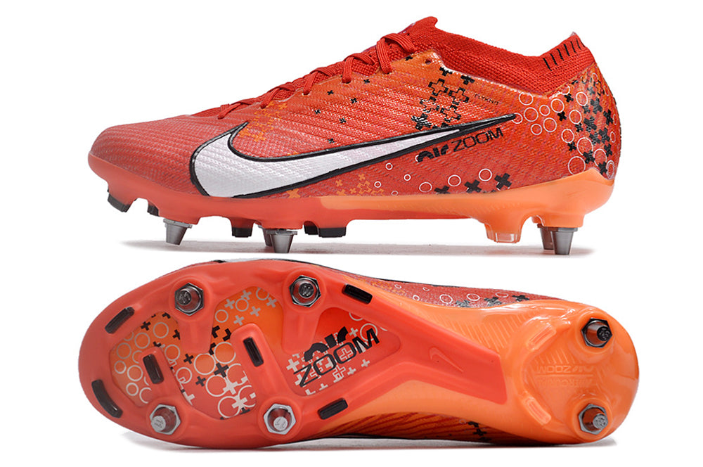 Crampons Mercurial Vapor XV Elite pour football, semelles en métal avec pointes pour adhérence sur terrain naturel.