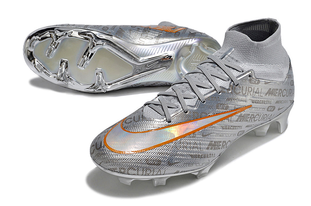 Crampons Mercurial Superfly IX Elite de la marque Le 12-ème Maillot, montrant la semelle avec crampons en acier pour football.