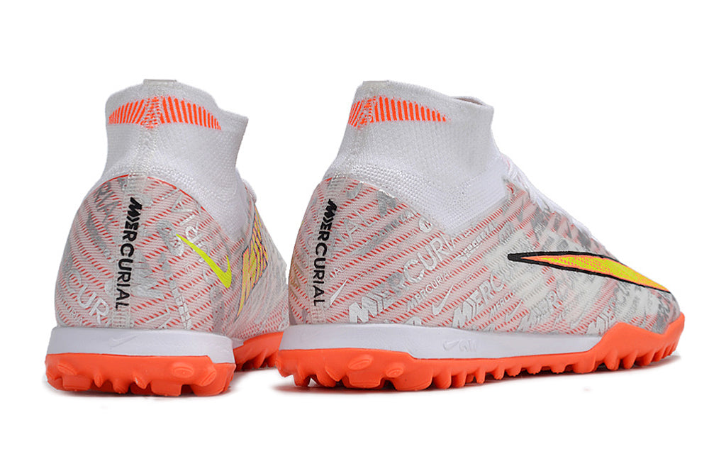 Crampons Mercurial Superfly IX Elite pour football, chaussures de sport avec semelles à crampons en acier, vue de face.