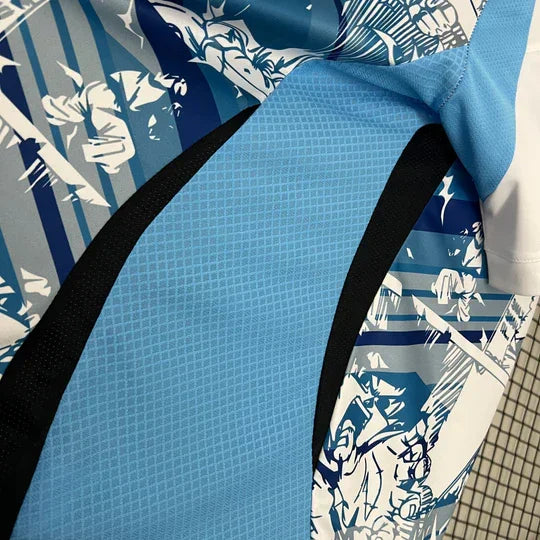 Maillot Japon Concept DBZ 2024 Le 12 -ème Maillot, maillot de football avec logo et design Dragon Ball Z, couleurs bleues et blanches.