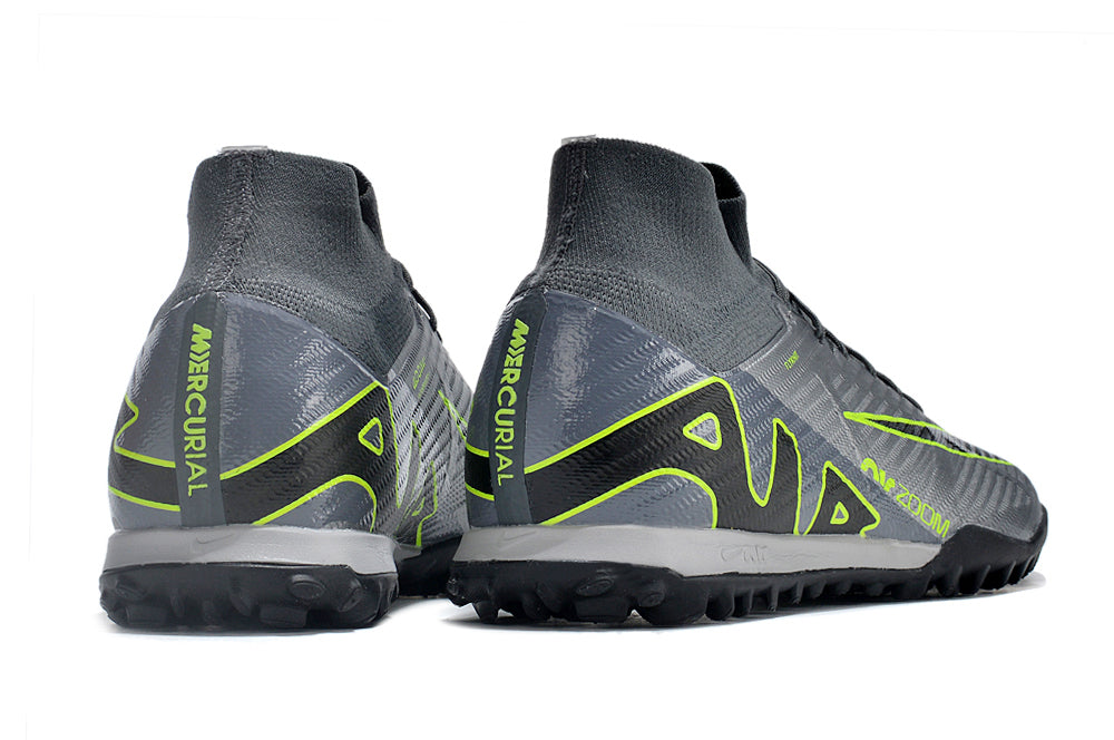Crampons Mercurial Superfly IX Elite de Le 12-ème Maillot, vue de face avec crampons en acier et design sportif.