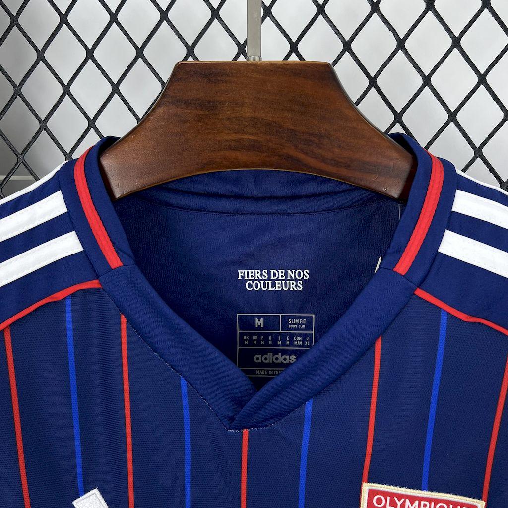Maillot extérieur de l'Olympique Lyonnais 2025-26, marque Le 12 -ème Maillot, vue en détail sur le maillot de football.