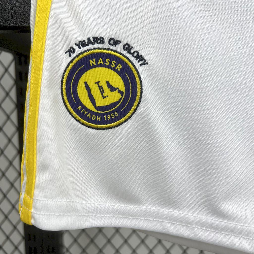 Kit enfant de football Al-Nassr 2025-26 de la marque Le 12, maillot avec logo et design officiel, vue de face.
