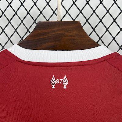 Maillot Liverpool 2025-26 Le 12 -ème Maillot, jersey de football rouge avec logo et détails sportifs visibles.