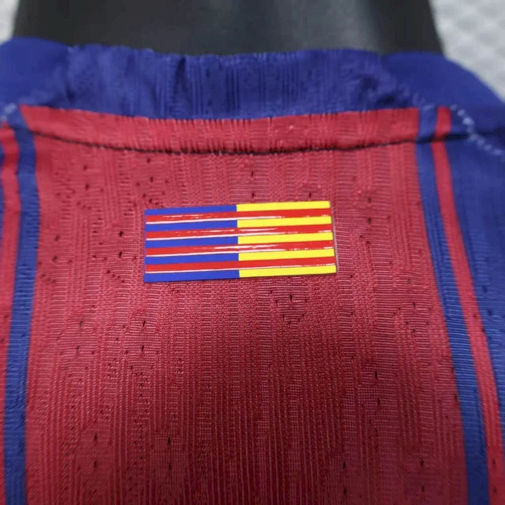 Maillot à manches longues du FC Barcelone 2025-26, marque Le 12-ème Maillot, en tissu bleu avec logo et détails du club.