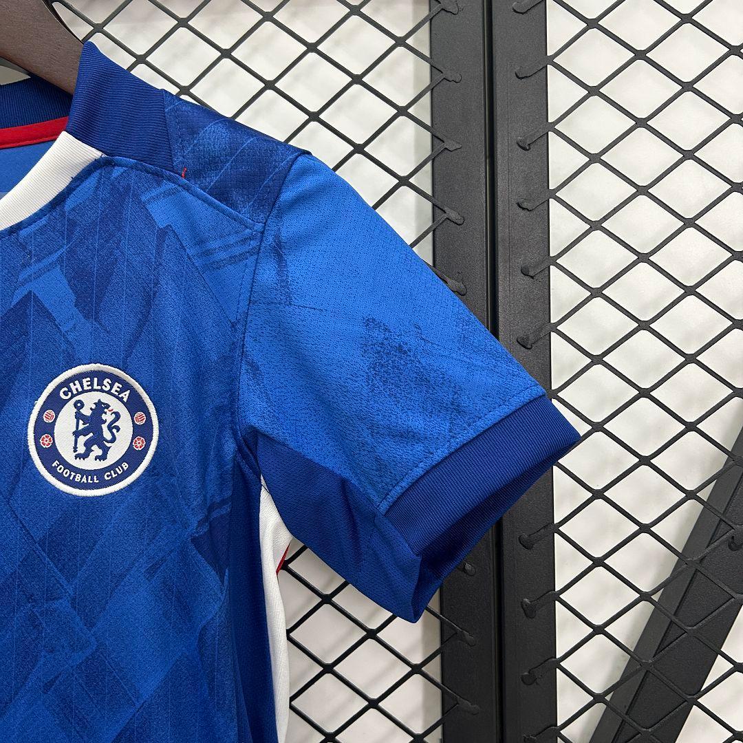 Kit enfant Chelsea 2025-26 de Le 12 -ème Maillot, maillot bleu avec logo et détails pour jeunes supporters.