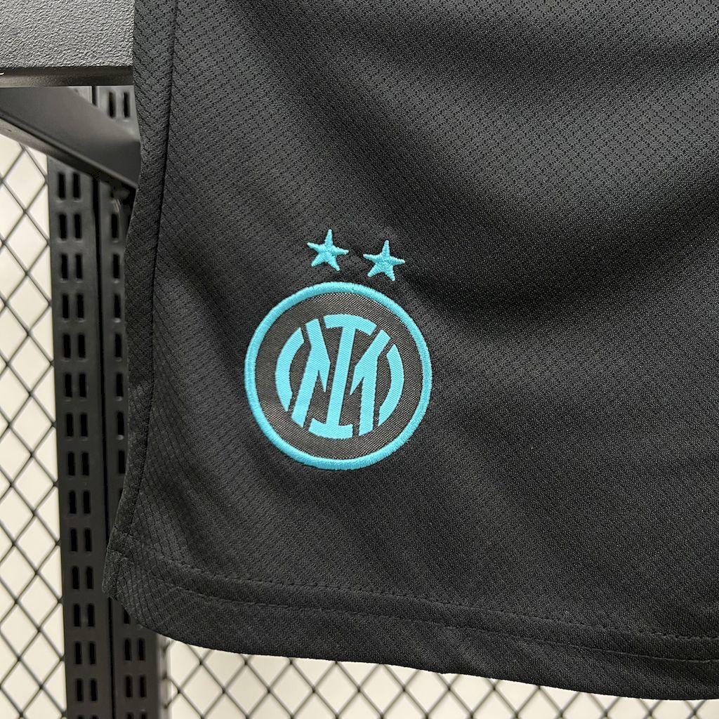 Kit enfant Inter Milan 2025-26, maillot bleu et noir avec logo du club, manches courtes et détails sportifs, par Le 12 -ème Maillot