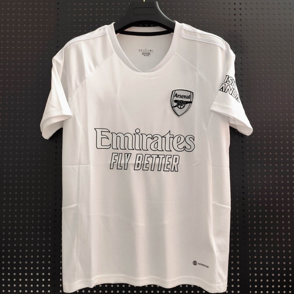 Maillot spécial Arsenal 2023-2024 de la marque Le 12ème Maillot, vue de face avec logo et détails du design.