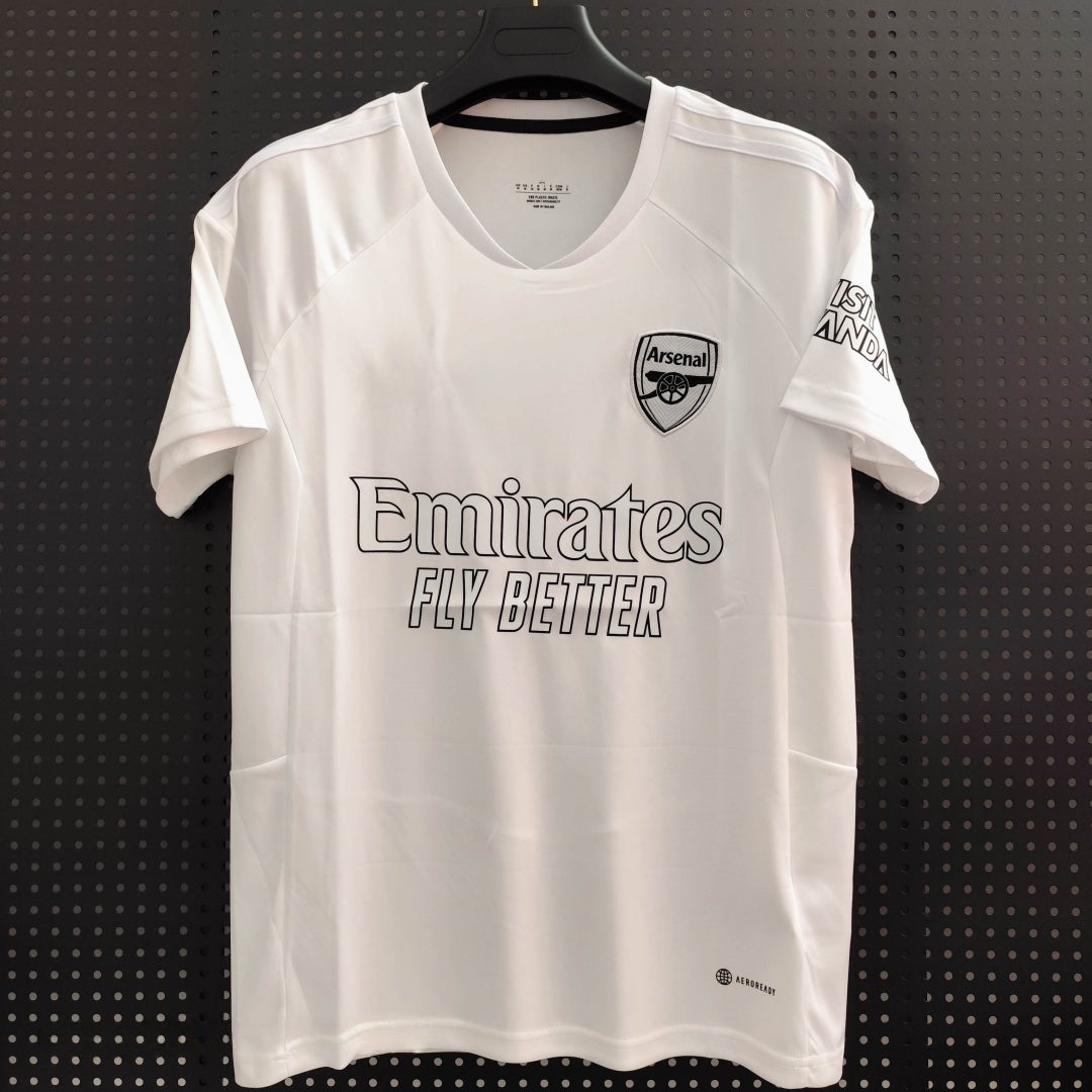 Maillot spécial Arsenal 2023-2024 de la marque Le 12ème Maillot, vue de face avec logo et détails du design.