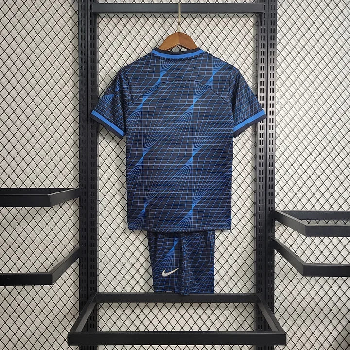 Ensemble pour enfant Chelsea de la marque Le 12 -ème Maillot, vêtements colorés avec motifs modernes, vue de face.
