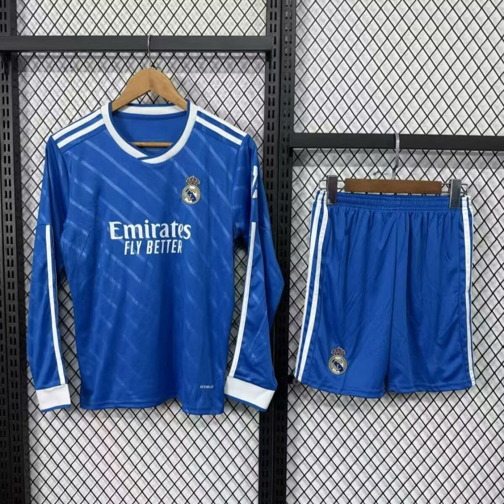 Maillot Real Madrid 25/26 troisième homme, manches longues, marque Le 12 -ème Maillot, devant avec logo du club.