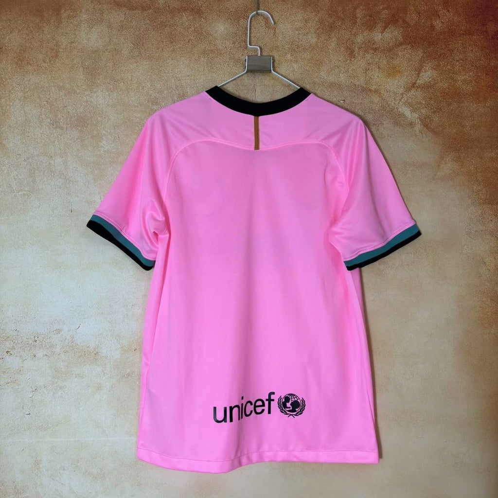 Maillot de football Barcelone 2021 rose, Le 12 -ème Maillot, vue de face avec logo et détails du maillot.
