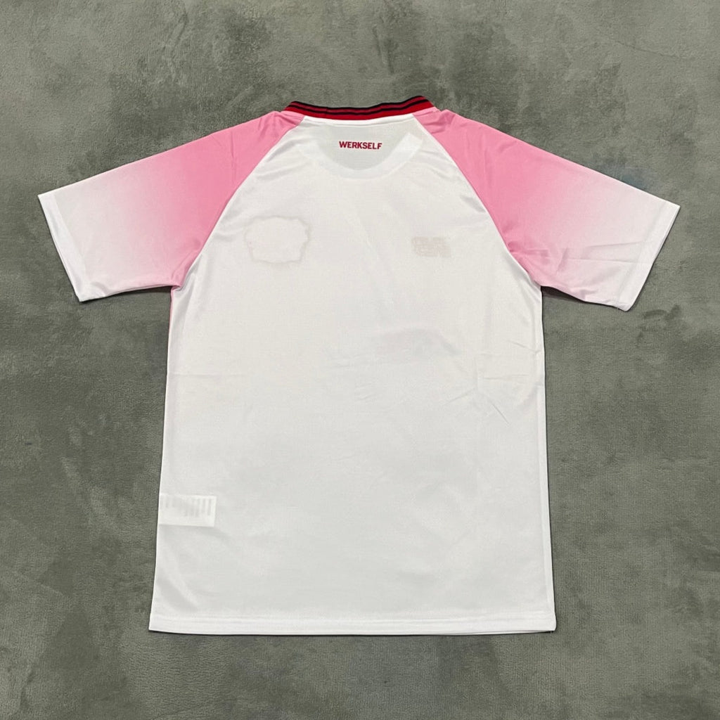 Maillot de football Bayer Leverkusen 25/26 en rose, marque Le 12 -ème Maillot, vue du devant avec logo et détails colorés.