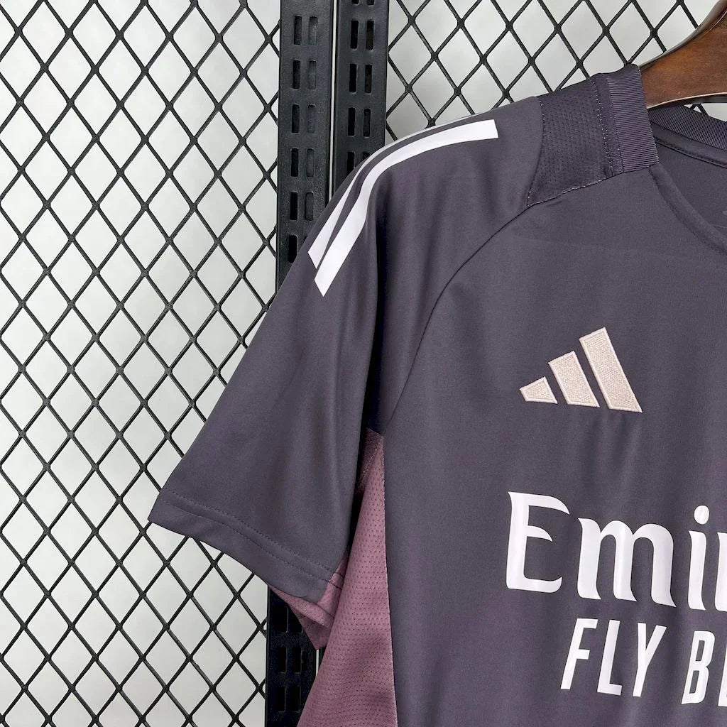 Maillot d'entraînement Arsenal 2024-25 Le 12 -ème Maillot, tissu respirant avec logo et design officiel.